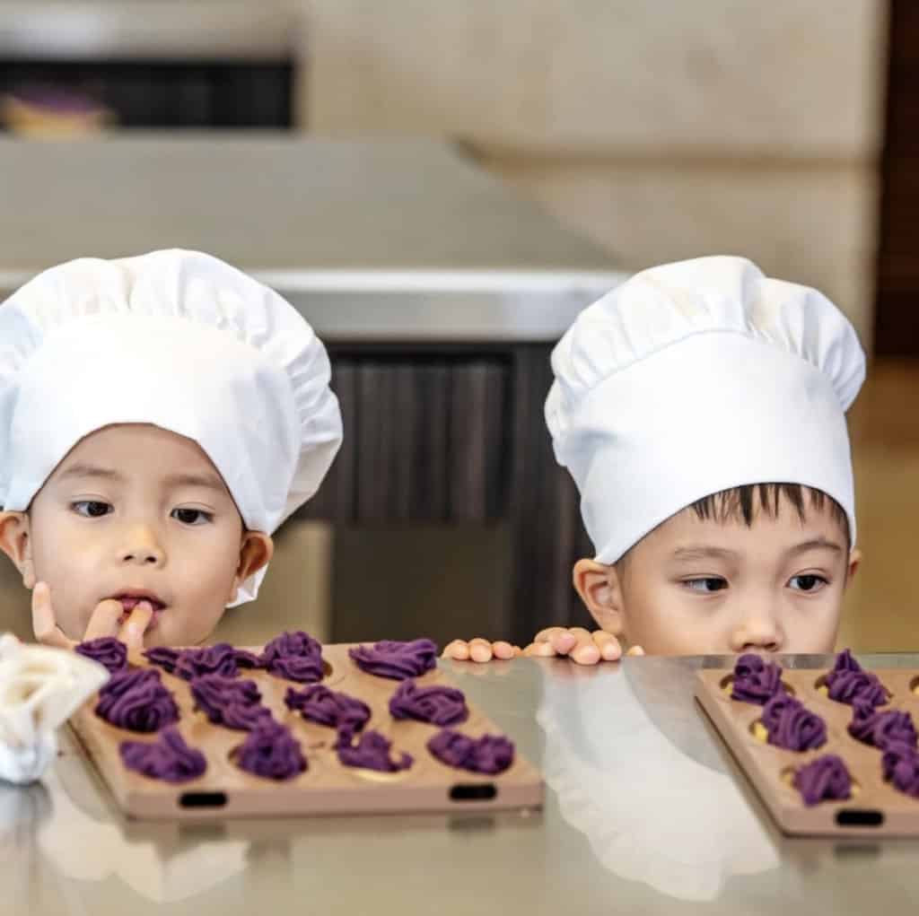 two children looking at some benimo tart, a japanese snacks