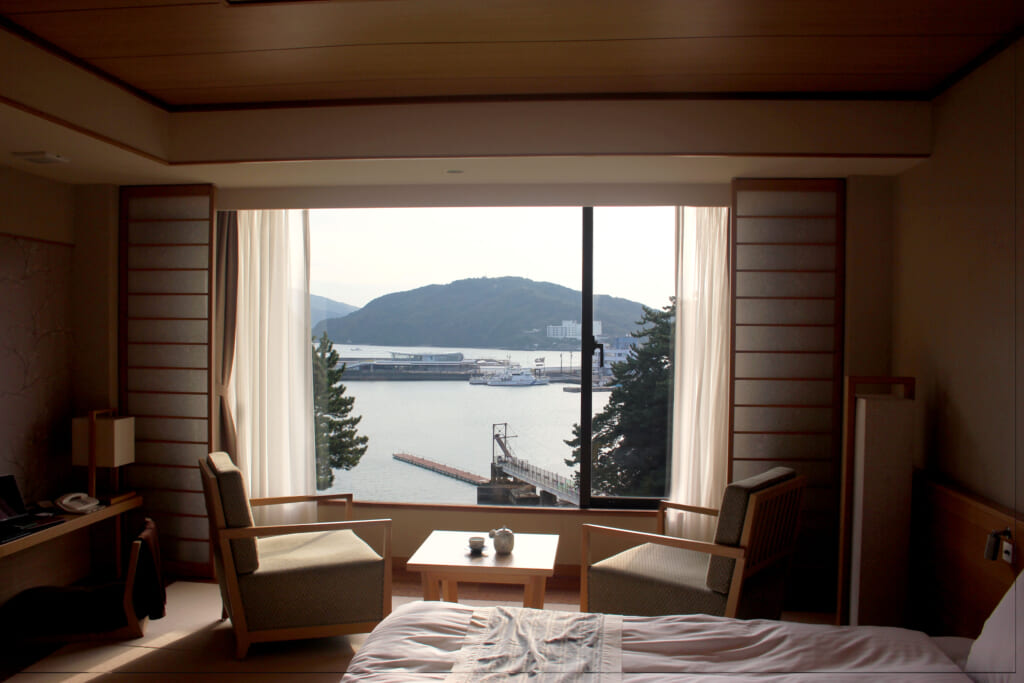 hotel bedroom with a view on the beach from de window