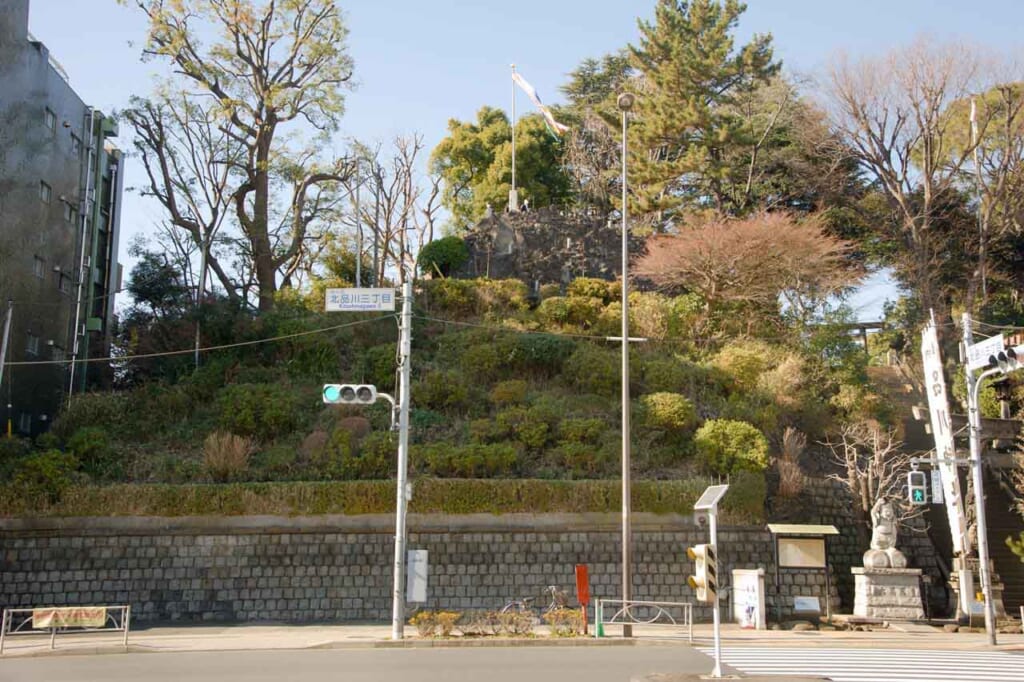 Shinagawa Shrine's fujizuka seen from the street below