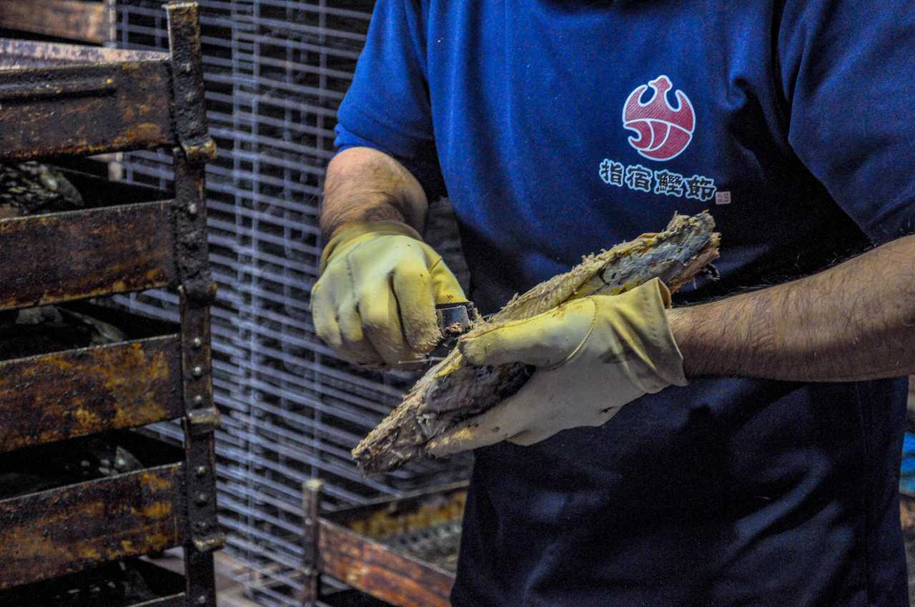 Remove the bones from the bonito