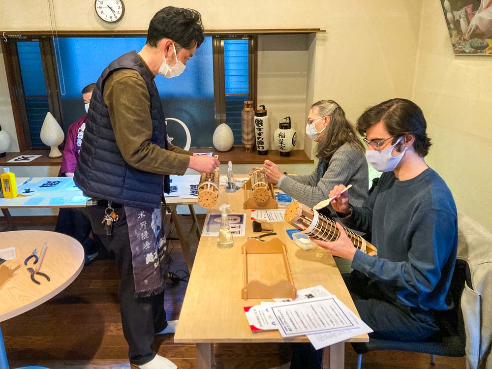 people trying the Japanese lantern making workshop in ibaraki