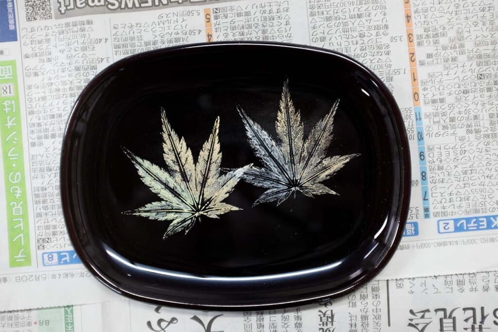 A plate with a maki-e lacquerware print in Aizuwakamatsu