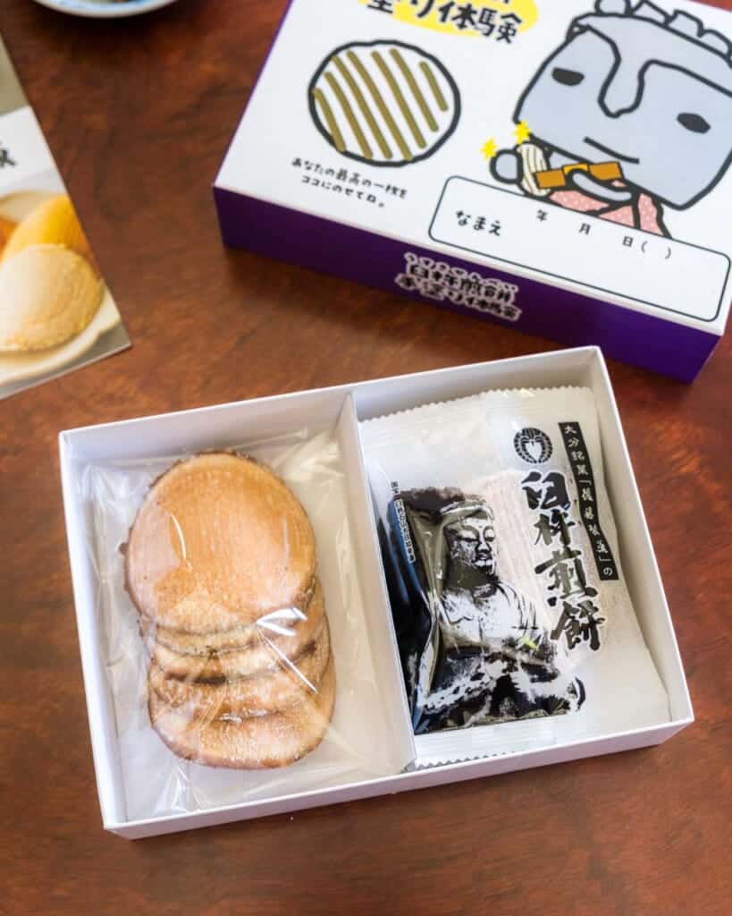 usuki crackers  in box