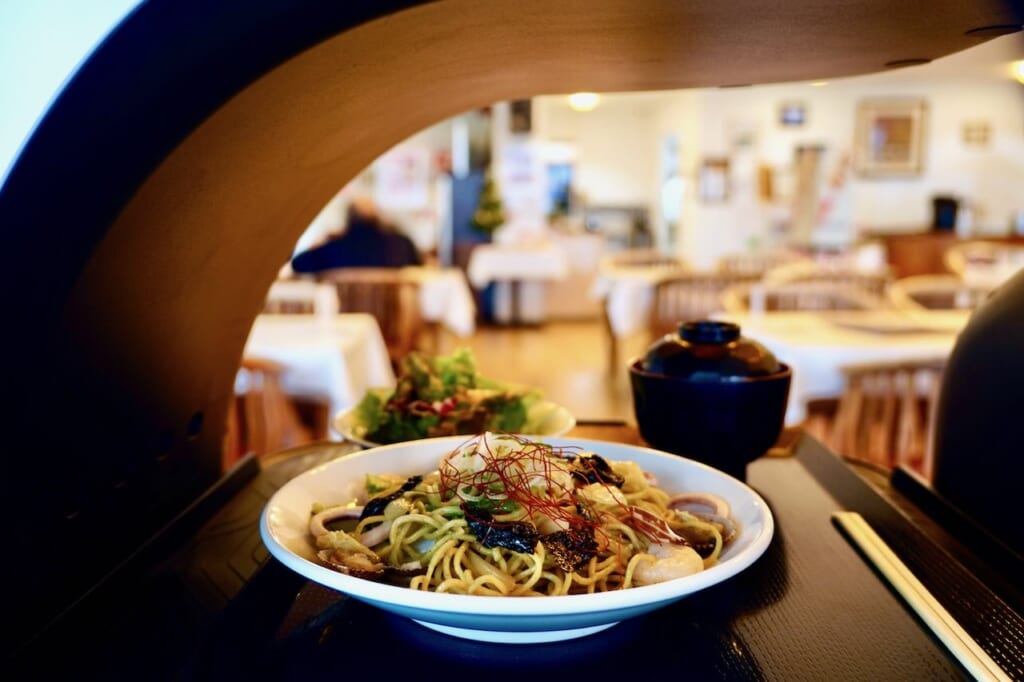 shottsuru yakisoba at Ogare restaurant served by robot