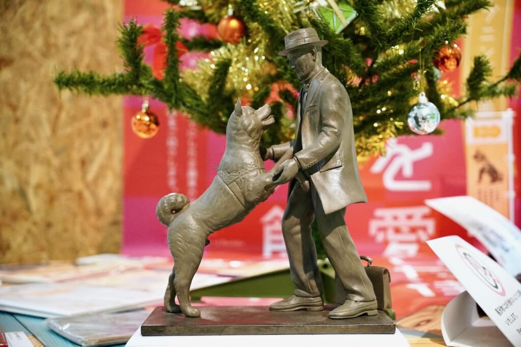 miniature statue of Hachiko reunited with Professor Ueno