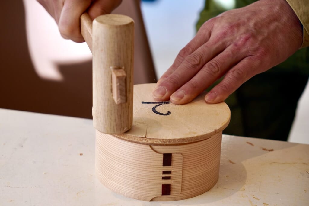 Odate magewappa workshop, hammering bottom of box
