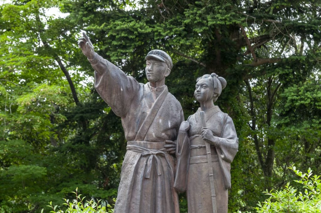Statue of the Izu dancer protagonists