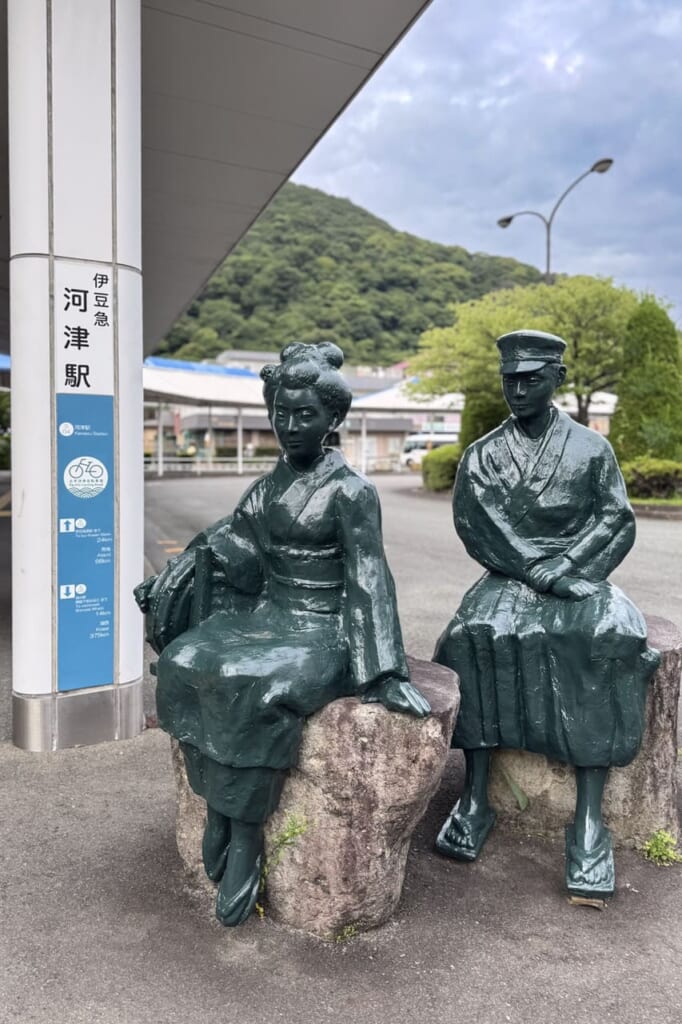 Izu no Odoriko statues in front of Kawazu Station