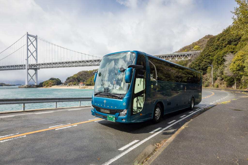 Yui Prima Olivia: A Luxury Bus Tour of Hiroshima with a Multitude of Stories