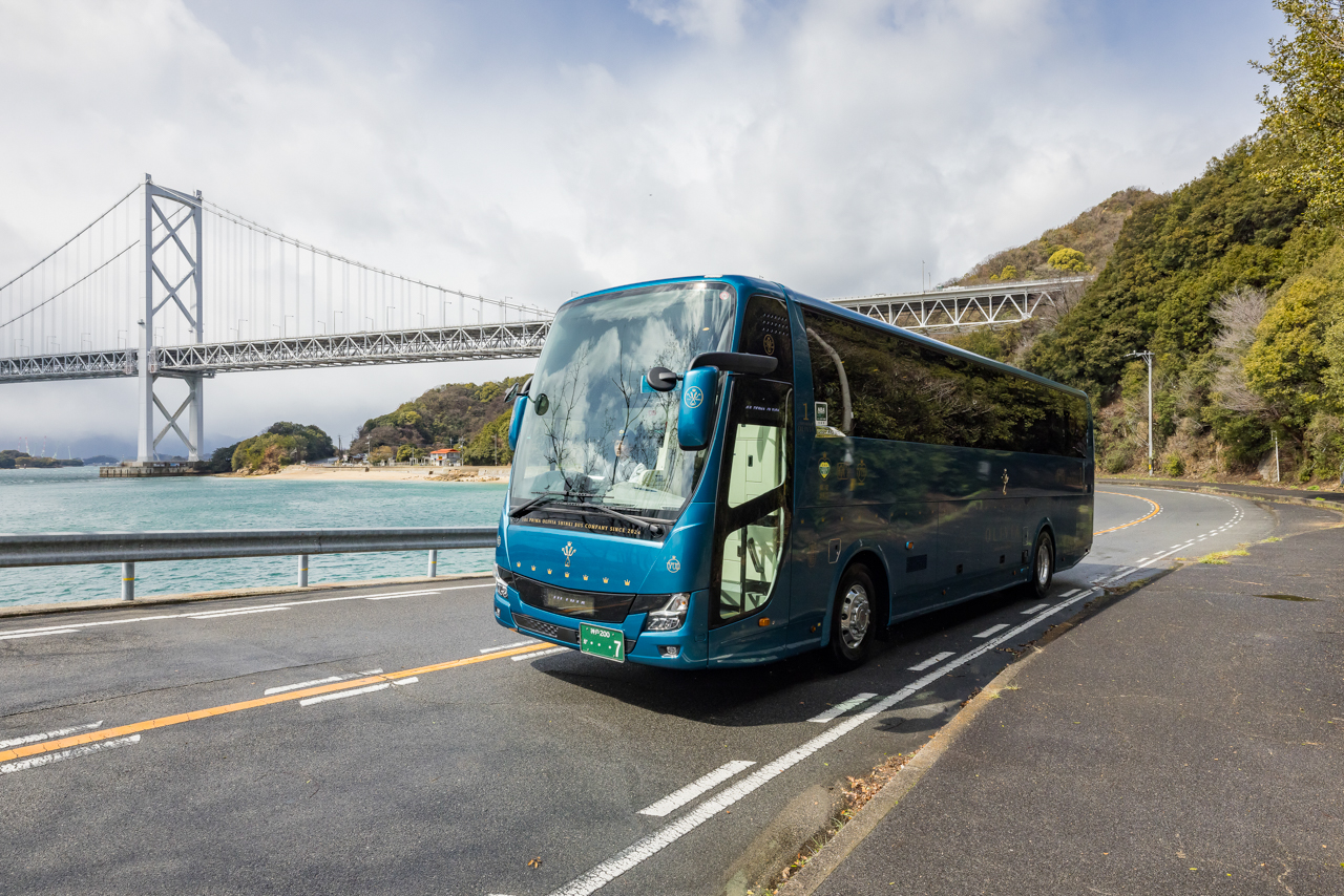 Yui Prima Olivia: A Luxury Bus Tour of Hiroshima with a Multitude of Stories