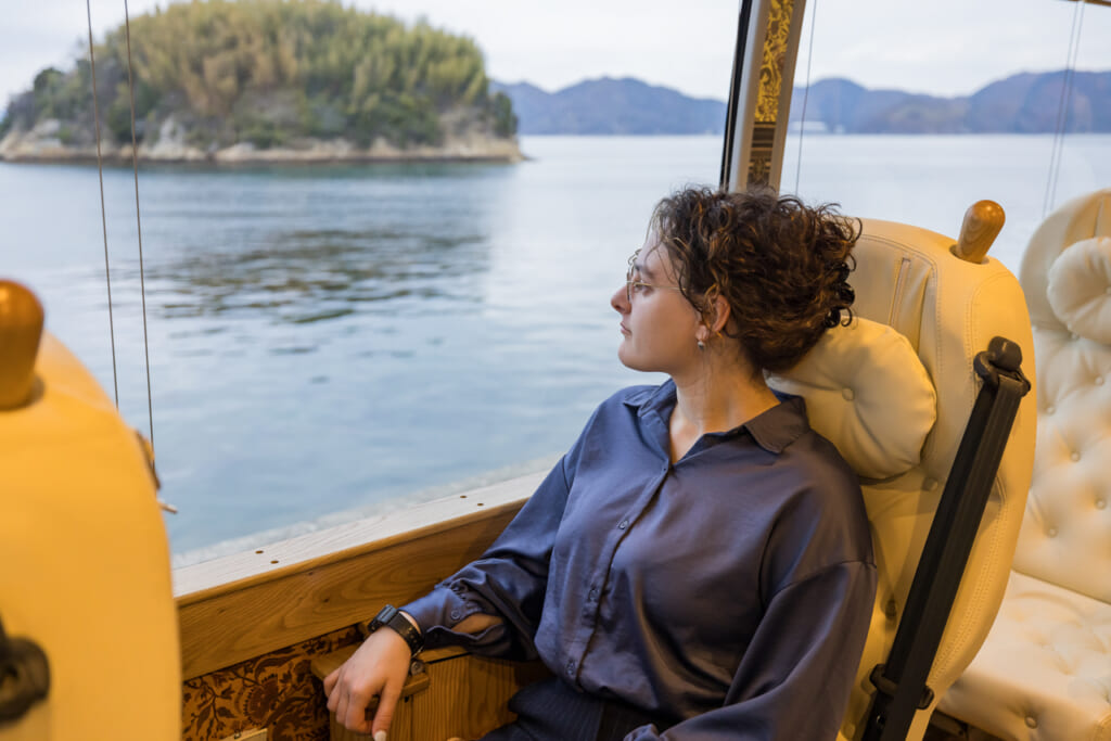 YUI PRIMA OLIVIA: A Luxury Bus Tour in Hiroshima