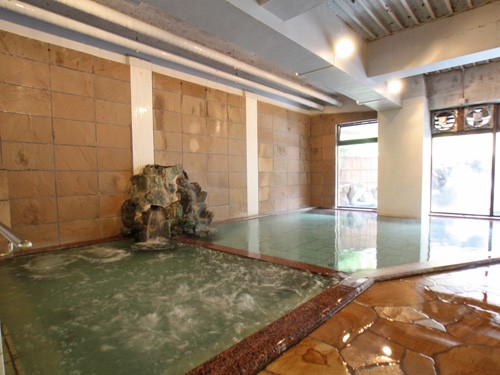 Bains dans un hôtel de source thermale de Shuzenji