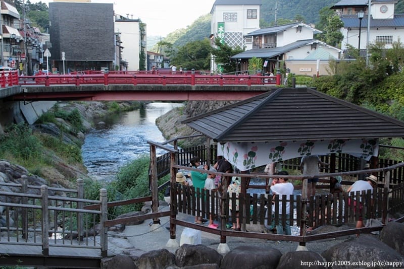 Bain de pieds dans la rivière de la source thermale de Shuzenji