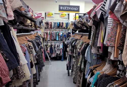 Bookoff plus propose des vêtements en friperie en plus des objets