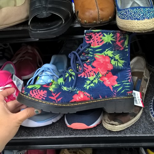 Chaussures chinées dans une friperie japonaise