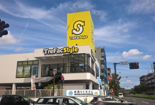 Façade de l'enseigne japonaise de fripes Treasure Factory