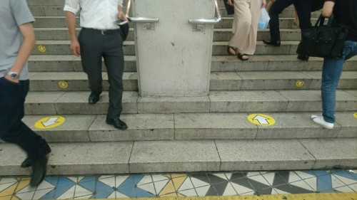 Étiquette japonaise : respecter les files dans le métro au Japon