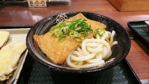 Plat Kitsune Udon et tempura de patate douce.