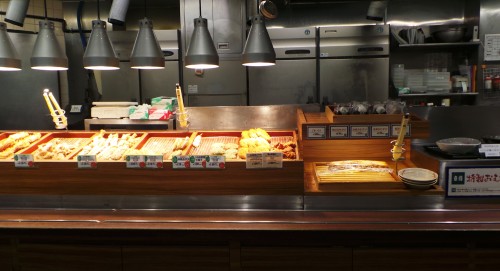 Le comptoir d'un restaurant de la chaîne de udon pas chère Hanamaru.