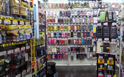 Le vaste rayon téléphonie de la chaîne de magasins Don Quijote.