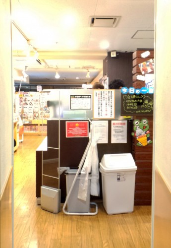 Salle d'accueil d'une Manga Kissa.