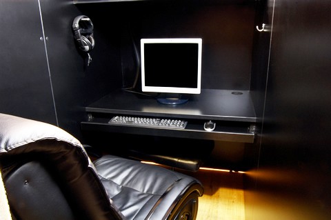 Cabine individuelle "Flat Seat" chez l'enseigne de Manga Kissa Geragera