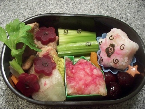 Bento ludique, décoré pour rendre les mets attractifs.