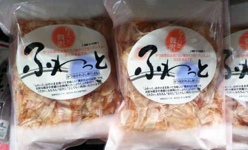 Copeaux de bonite vendus au supermarché pour un dashi maison et une soupe miso de qualité.