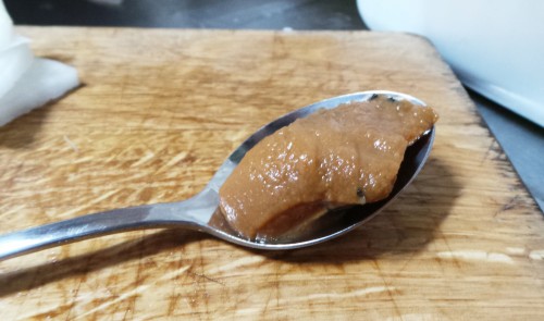 Bouillon dashi réduit en pâte prêt pour une soupe miso maison.