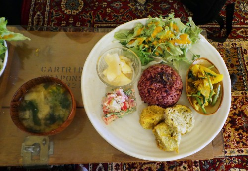 Version moderne du ichijuu sansai dans un restaurant à Tokyo.