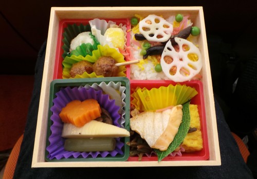 À l'intérieur du bento en bois dégusté au théâtre à Ginza.