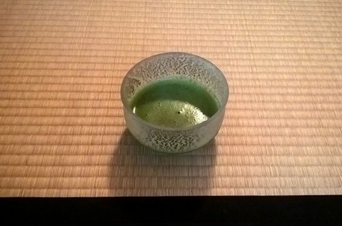 Bol de matcha ou thé vert pendant la cérémonie du thé.