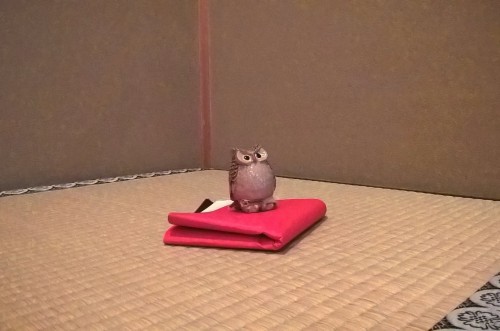 Décoration chouette pendant la cérémonie du thé.