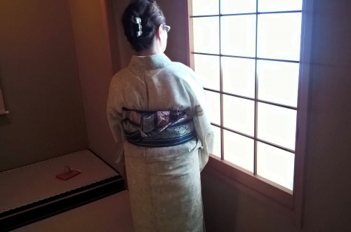 Japonaise en kimono pendant la cérémonie du thé.