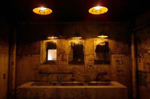 Les toilettes hommes du game center Warehouse situé à Kawasaki