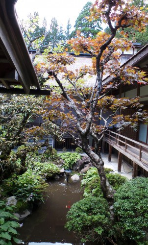 Petit jardin intérieur "Nakaniwa" au temple Kongōbu-ji, mont Koya