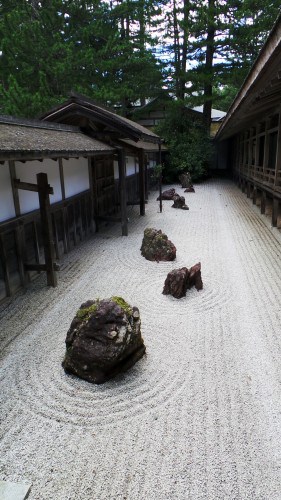 Petit jardin de pierre au temple Kongōbu-ji au mont Koya