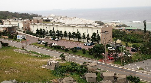 Bâtiments de l'aquarium Churaumi situé à Okinawa, sur l'île de Naha.