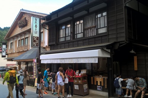 Restaurants à côté de la gare de Takaosanguchi au pied du mont Takao