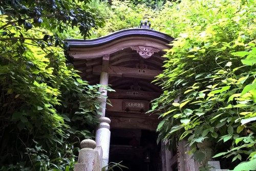 Temple niché dans une grotte au mont Takao