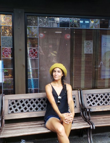 Je prends la pose sur un banc à Yufuin sur l'île de Kyushu