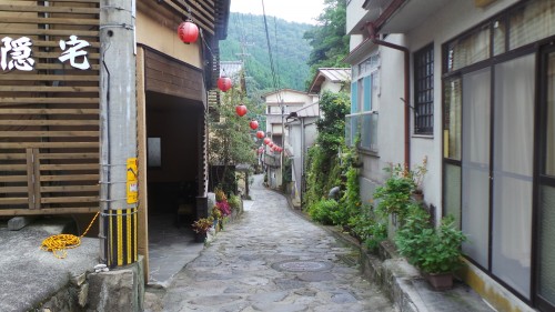 Les rues du petit village de Yunohira à côté de Yufuin sur l'île de Kyushu