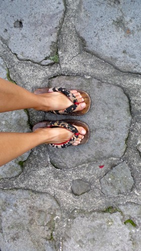Chaussures en bois prêtées par le ryokan Hakuunsou situé dans le village de Yunohira à côté de Yufuin sur l'île de Kyushu