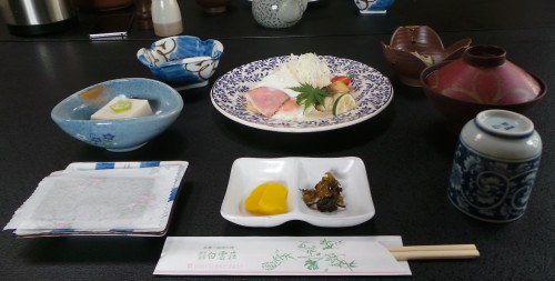 Dîner kaseki au ryokan Hakuunsou situé dans le village de Yunohira à côté de Yufuin sur l'île de Kyushu