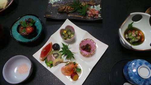 Dîner kaseki au ryokan Hakuunsou situé dans le village de Yunohira à côté de Yufuin sur l'île de Kyushu