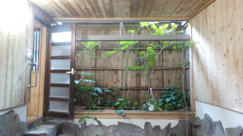 Onsen au ryokan Hakuunsou situé dans le village de Yunohira à côté de Yufuin sur l'île de Kyushu