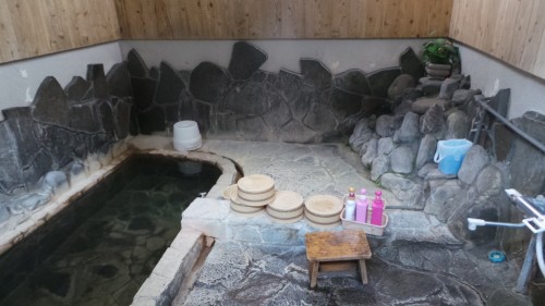 Onsen au ryokan Hakuunsou situé dans le village de Yunohira à côté de Yufuin sur l'île de Kyushu