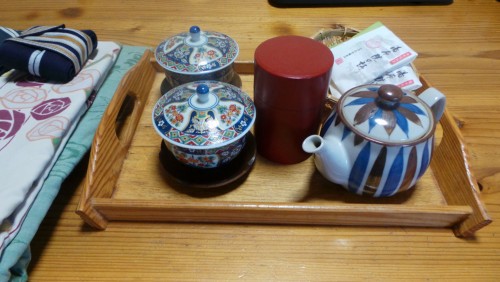 Thé et yukata au ryokan Hakuunsou situé dans le village de Yunohira à côté de Yufuin sur l'île de Kyushu