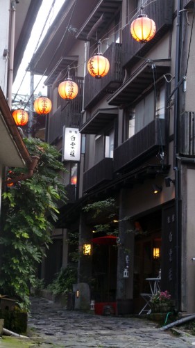 Lampions du ryokan Hakuunsou situé dans le village de Yunohira à côté de Yufuin sur l'île de Kyushu