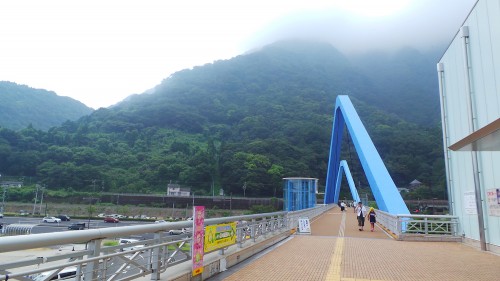 Pont pour rejoindre le parc aux singes de Takasakiyama, entre Beppu et Oita sur l'île de Kyushu
